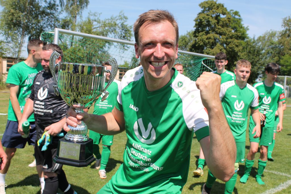 Strassi mit Pokal
